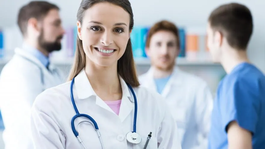 medico-mujer-sonriendo